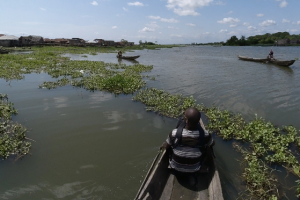 Pirogue sur le fleuve